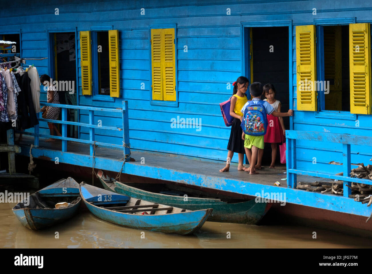 I bambini in attesa per le classi per cominciare ad una scuola galleggiante sul fiume Mekong in Cambogia, sud-est asiatico Foto Stock