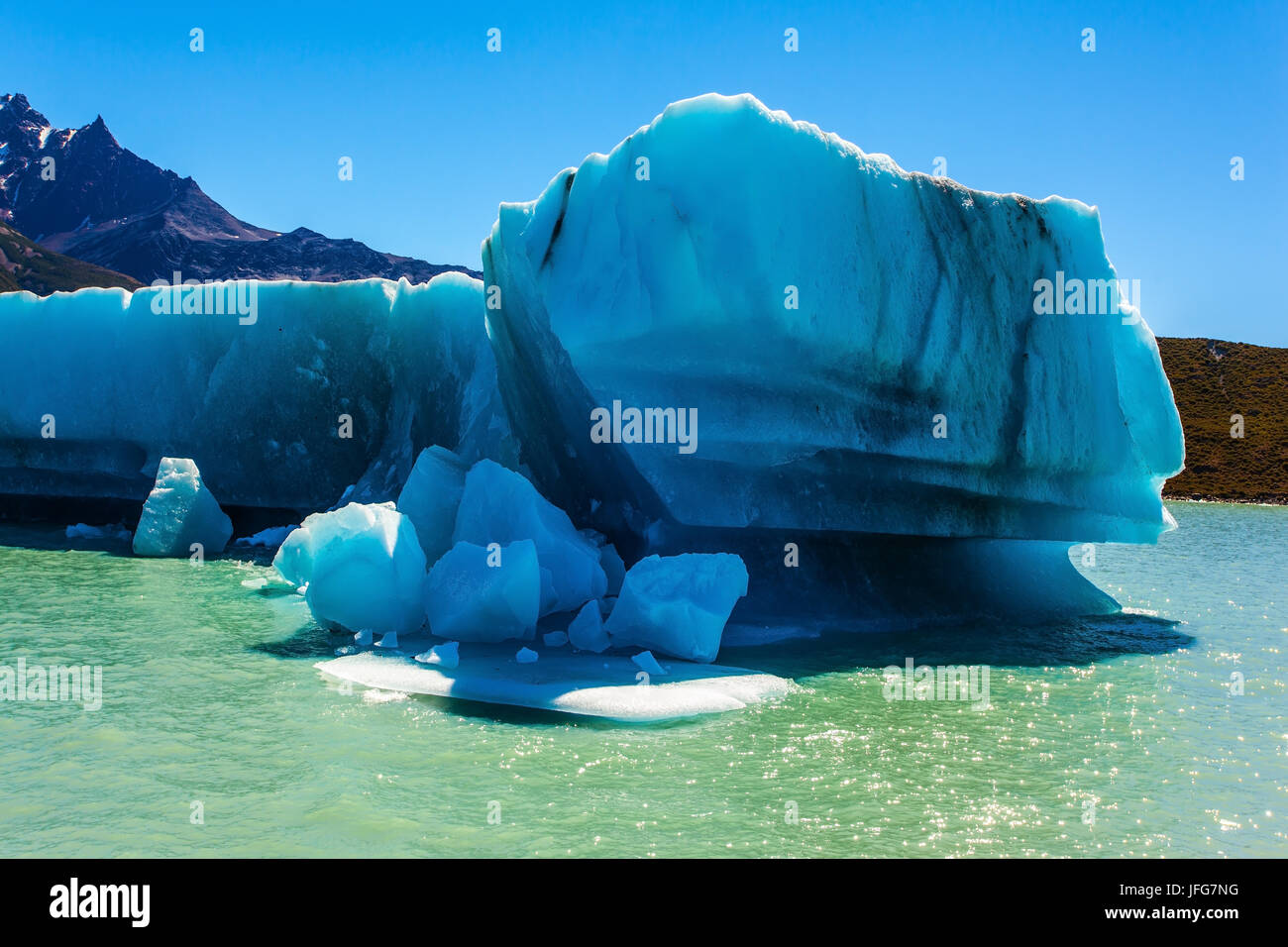 Iceberg galleggianti in allontanamento dal ghiacciaio Foto Stock