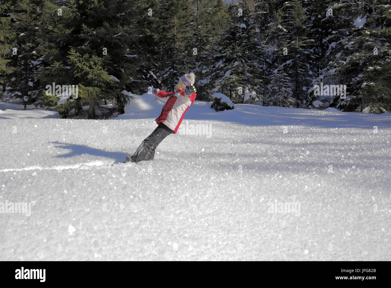 Bambina cade in cristalli di neve Foto Stock