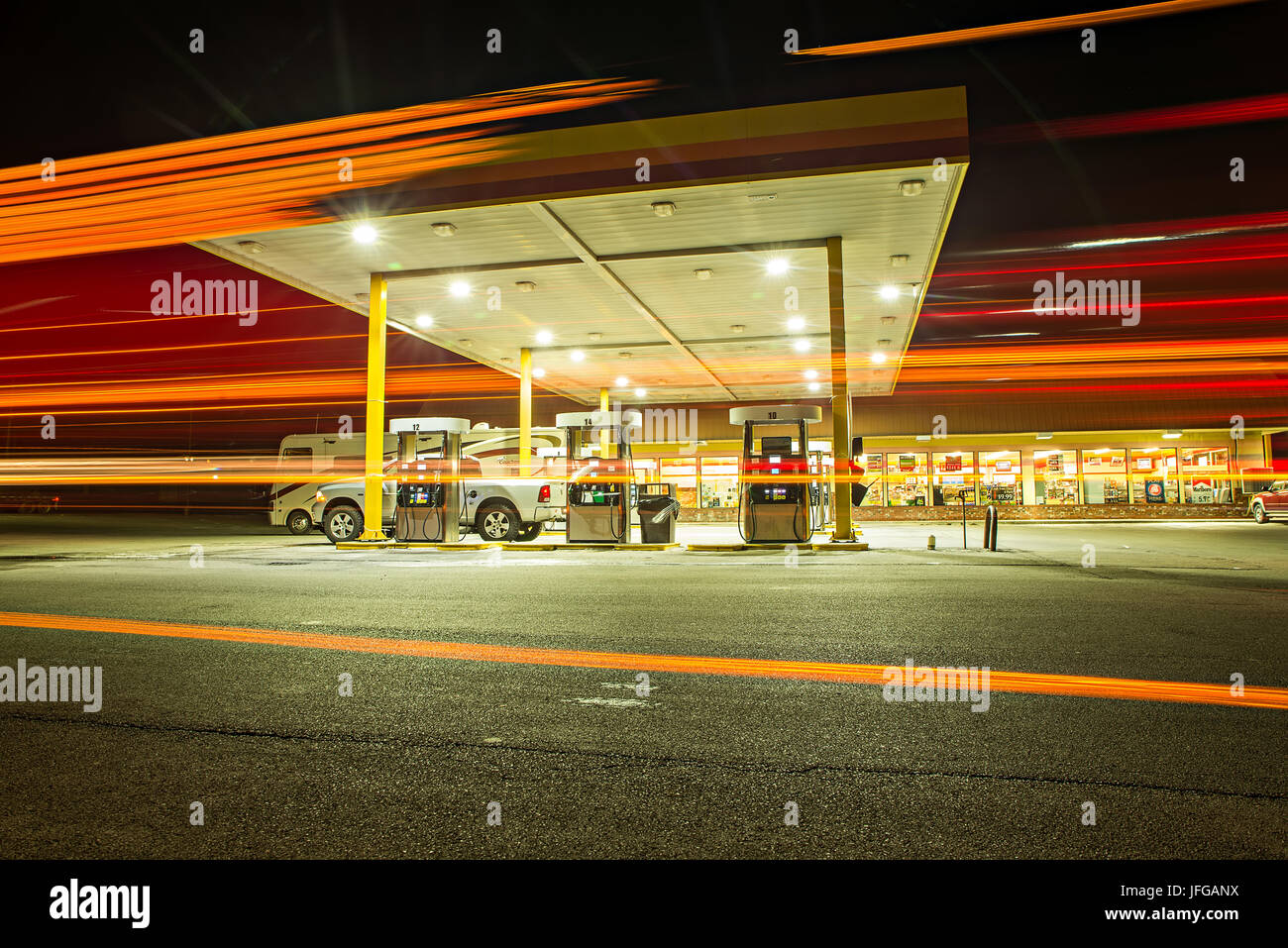 Occupato il rifornimento di carburante stazione di gas durante la notte in USA Foto Stock