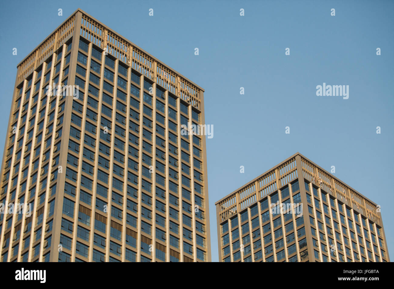Facciata al grattacielo moderno; Shenzhen, Nanshan District, nella provincia di Guangdong, Repubblica popolare cinese; Foto Stock