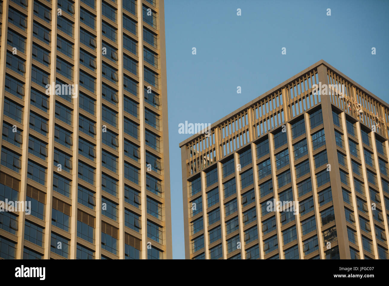 Facciata al grattacielo moderno; Shenzhen, Nanshan District, nella provincia di Guangdong, Repubblica popolare cinese; Foto Stock