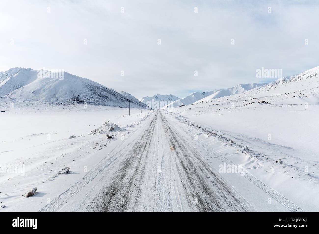 Strada diritta in montagna di neve Foto Stock