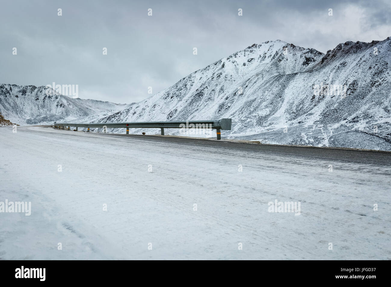 Coperta di neve road Foto Stock