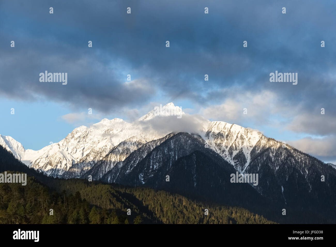 Montagne innevate Foto Stock