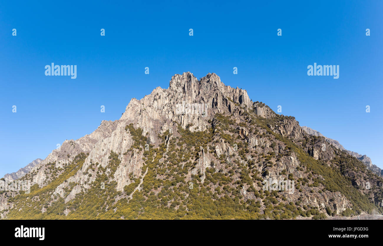 Alte montagne oltre il cielo blu Foto Stock