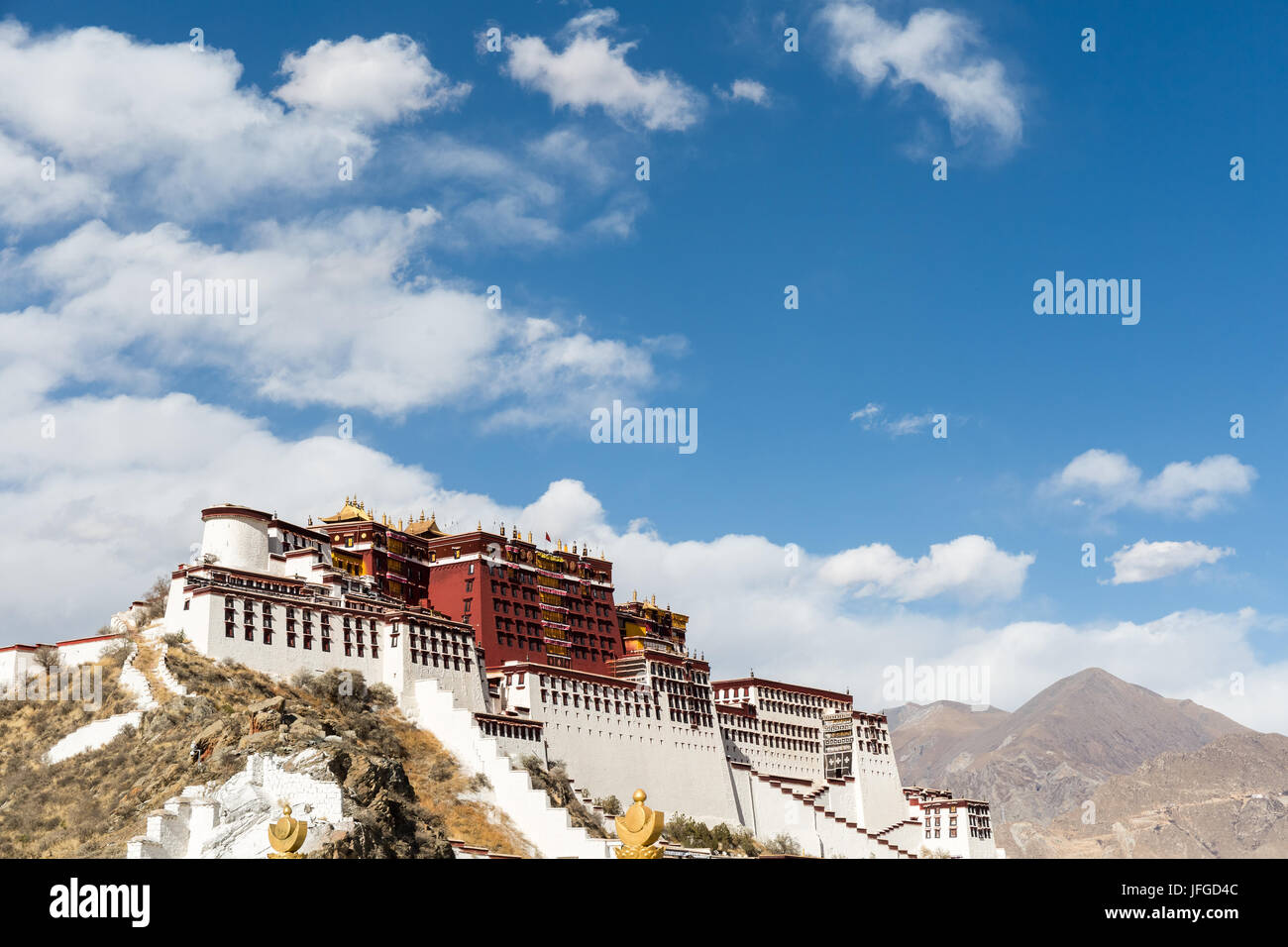 Il palazzo del Potala contro un cielo blu Foto Stock