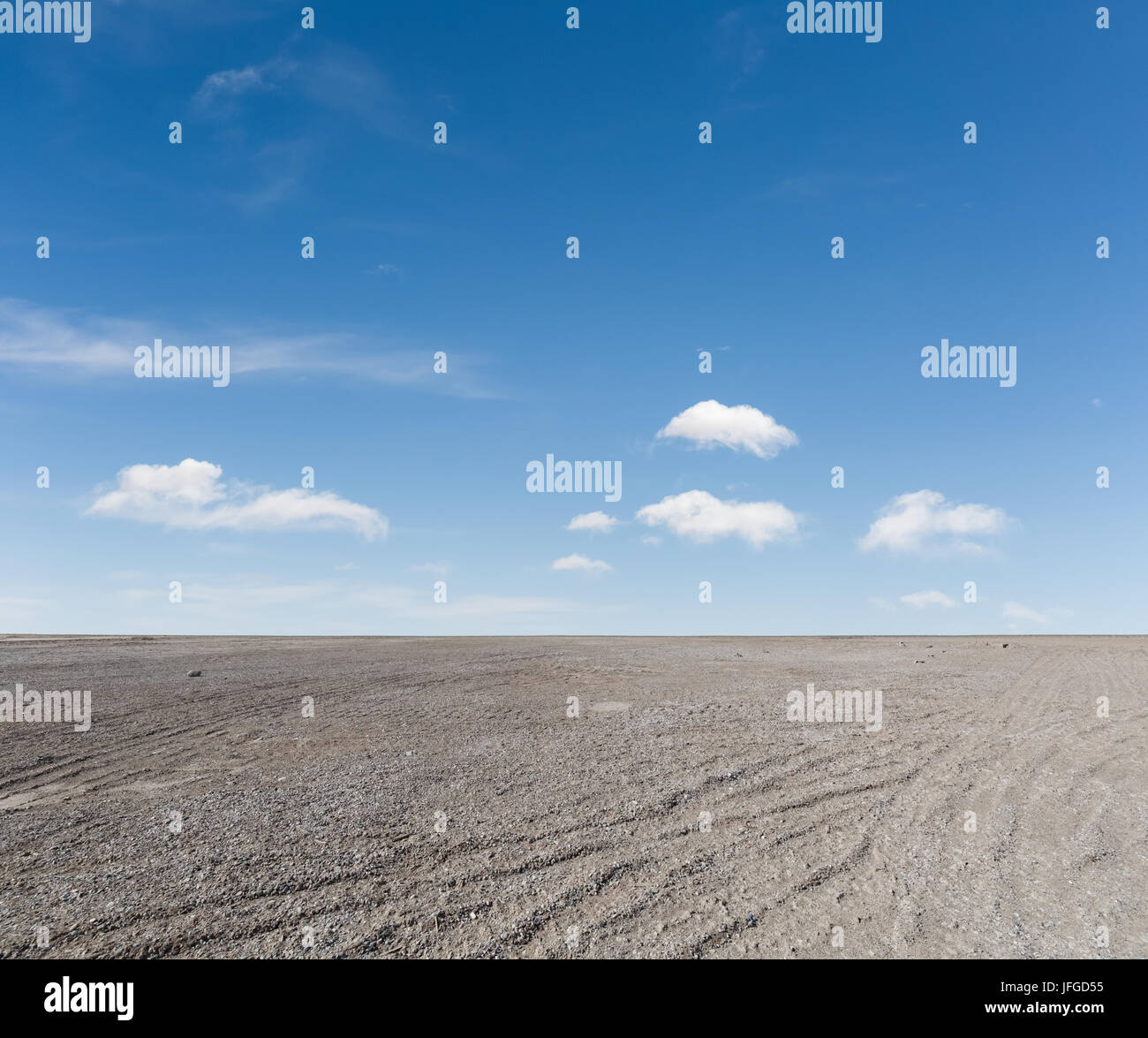 Cielo blu e la massa di ghiaia Foto Stock