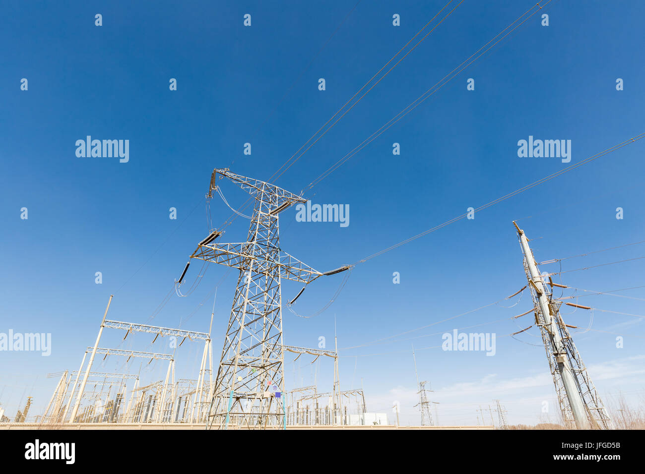 Sottostazione di trasformatore oltre il cielo blu Foto Stock