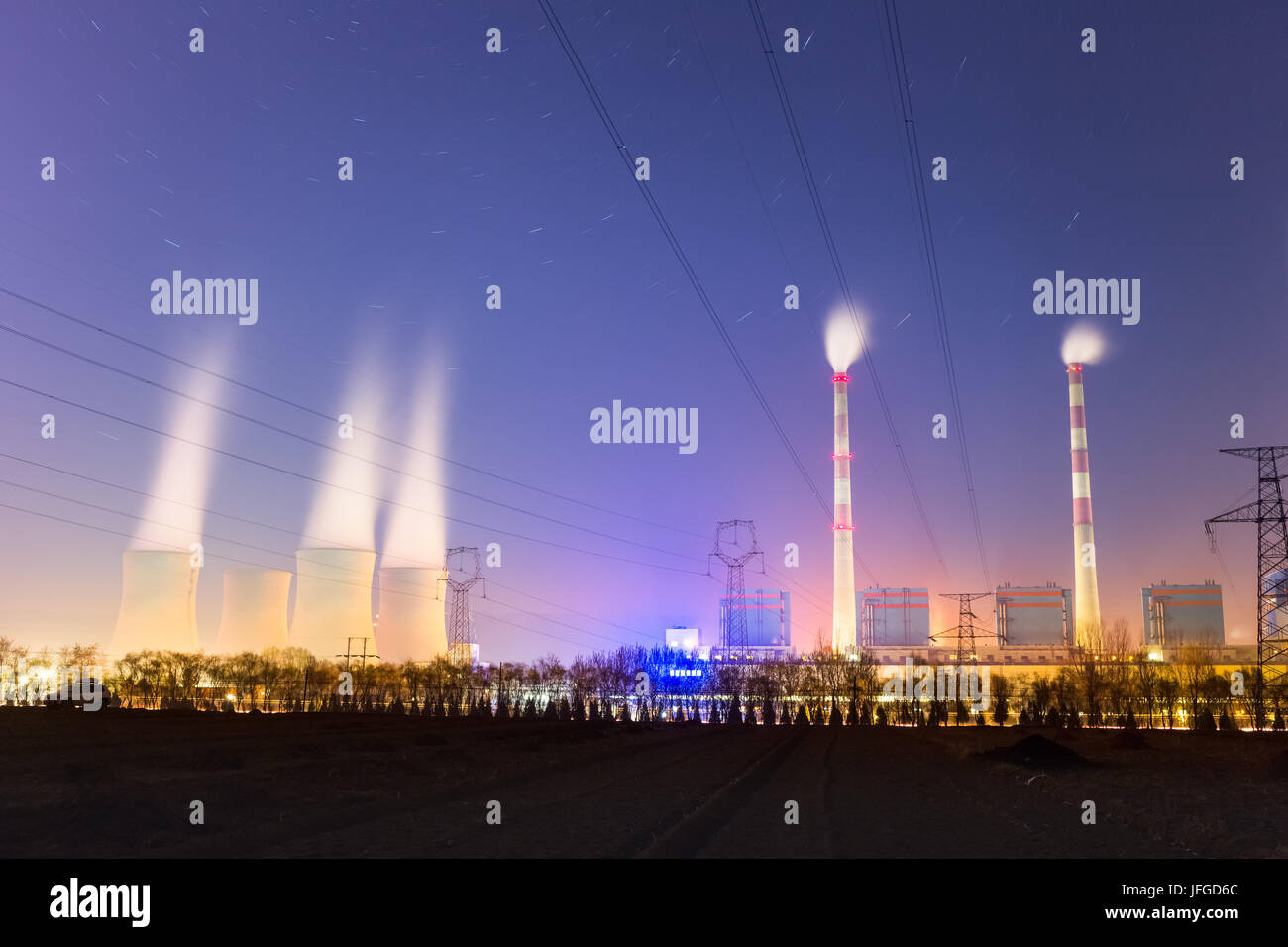 Moderna centrale termoelettrica di notte Foto Stock