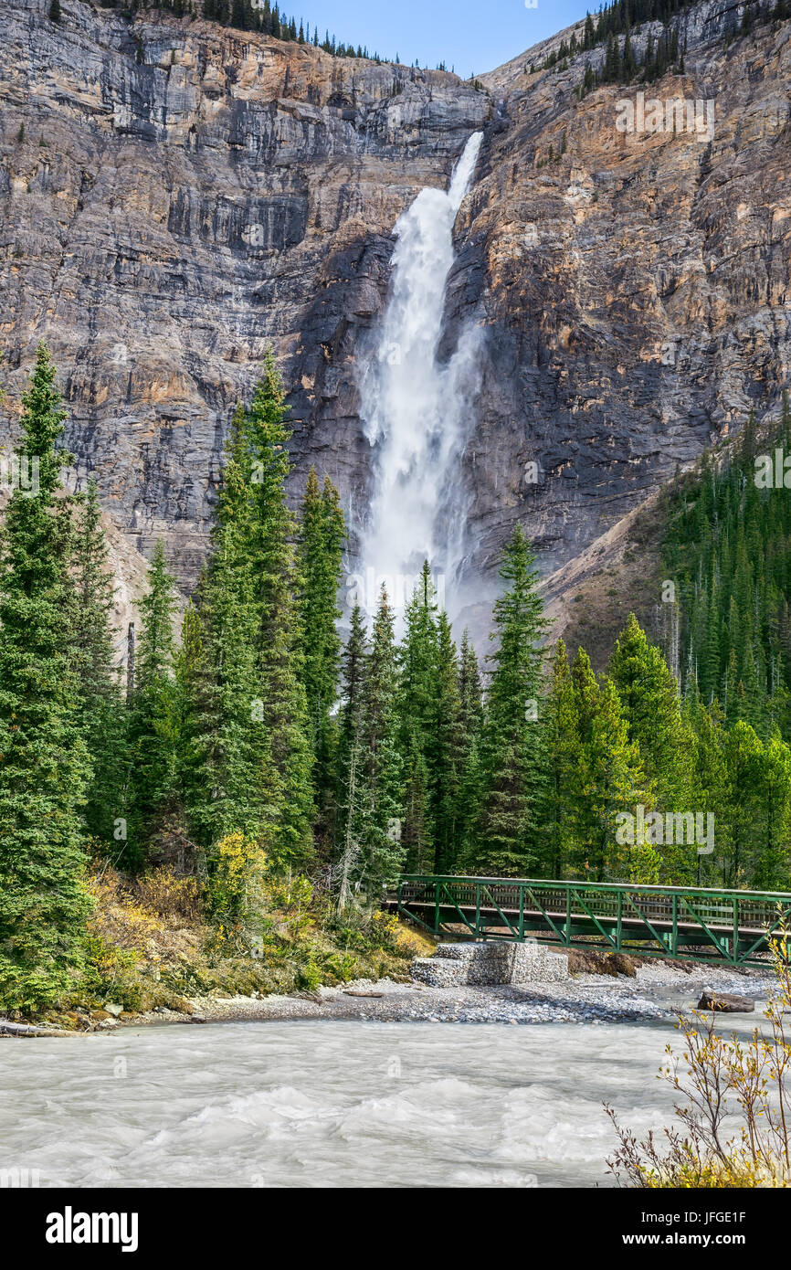 Piccolo ponte pedonale attraverso il fiume turbolento Foto Stock