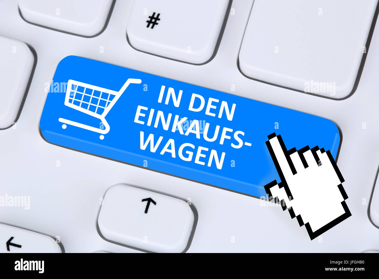 In den Einkaufswagen Shopping online bestellen einkaufen im Internet Foto Stock