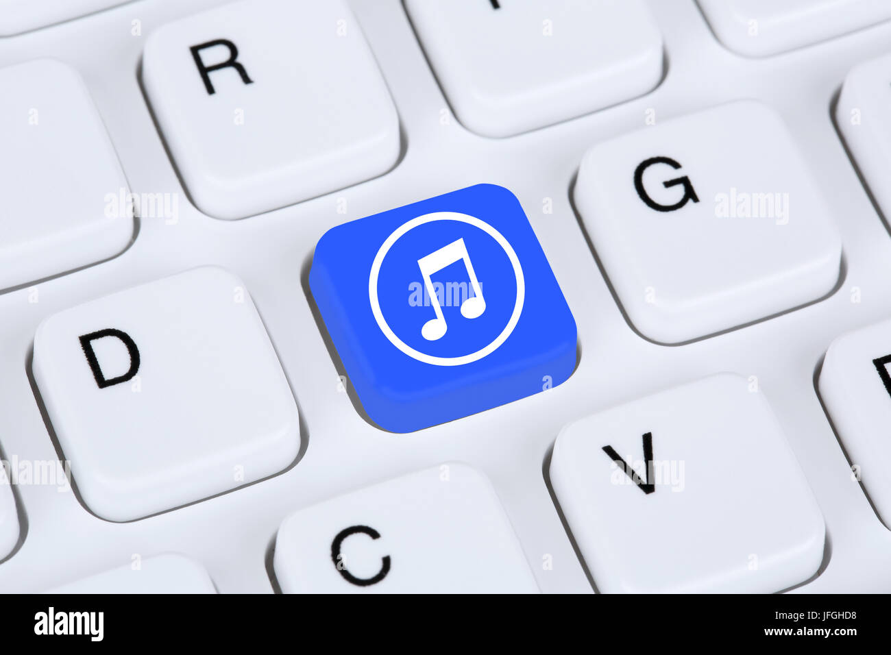 Musik hören im Internet am Computer Foto Stock
