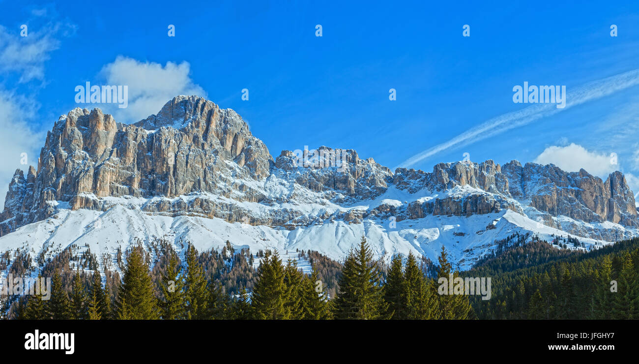 Inverno montagna rocciosa panorama (Grande Strada delle Dolomiti). Foto Stock