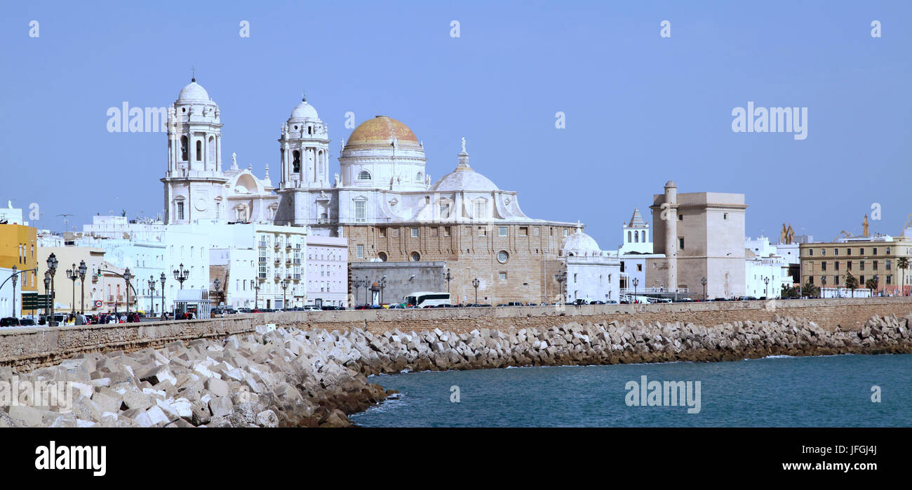 La cattedrale di Cadice dal malecon in campo del sur spagna Foto Stock