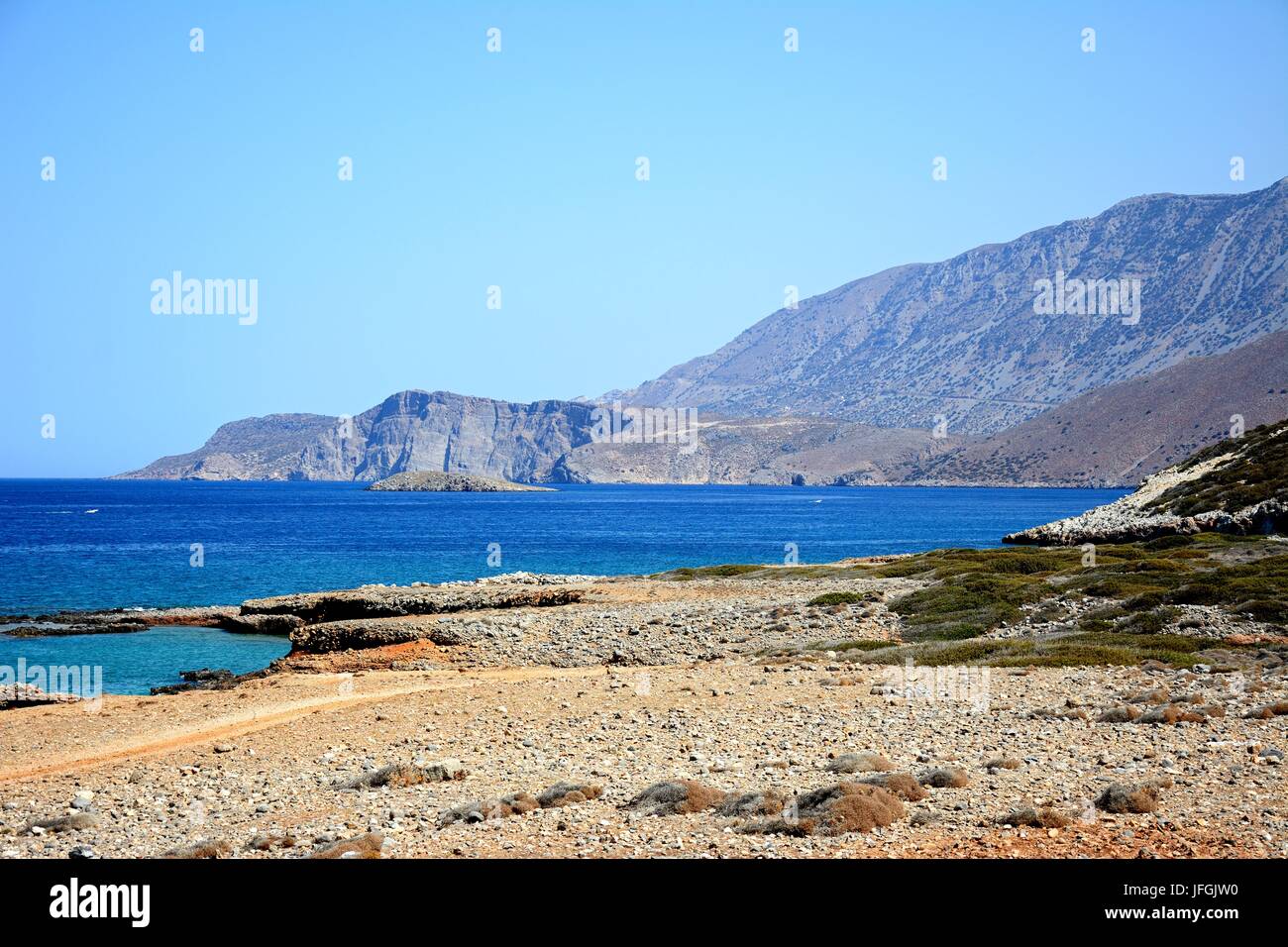 Vista della spiaggia e della costa frastagliata nei pressi di Ammoudara, Creta, Grecia, l'Europa. Foto Stock