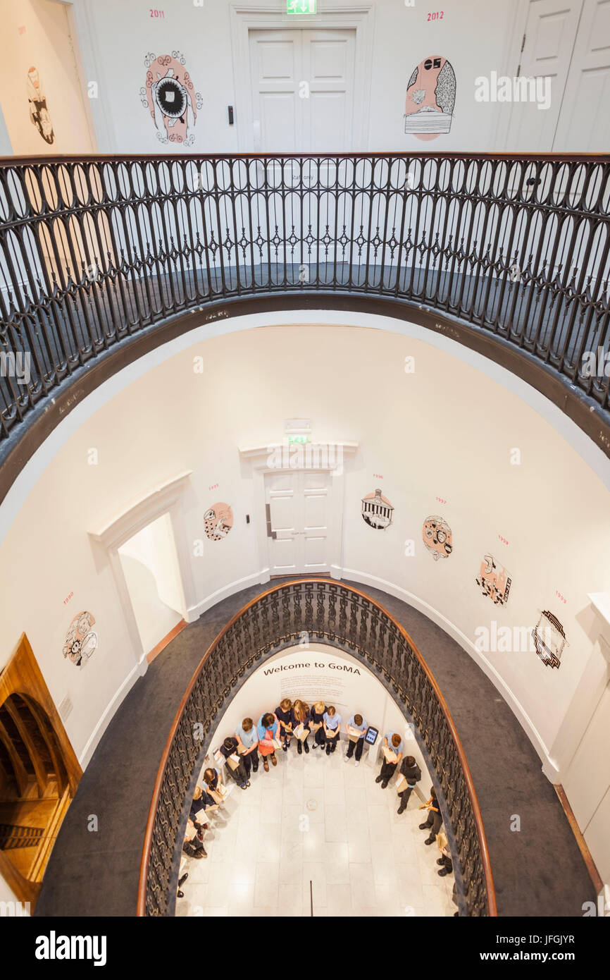 La Scozia, Glasgow, la Galleria di Arte Moderna, vista della tromba delle scale interne Foto Stock