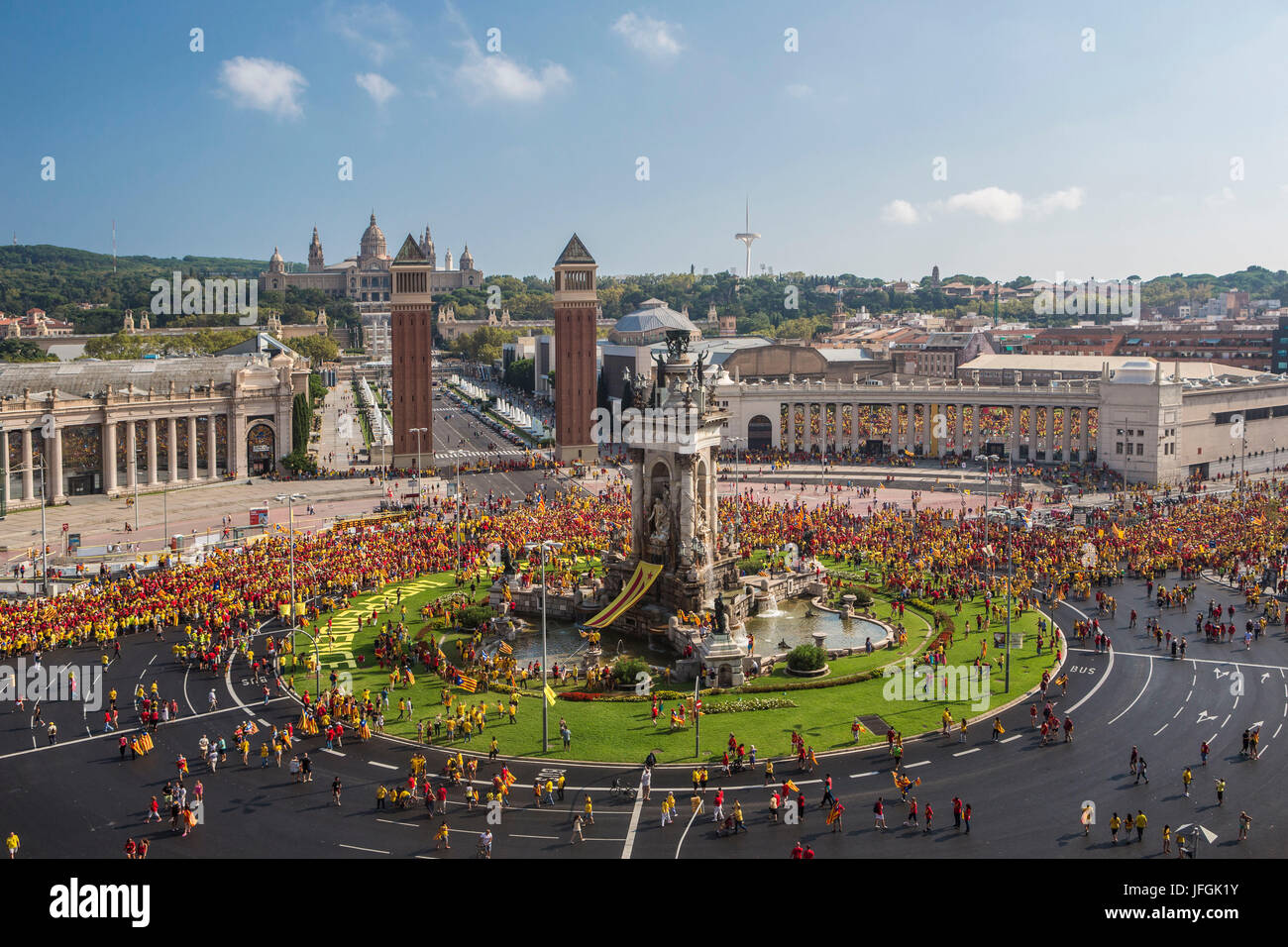 Spagna, Catalunya, Barcelona City, Piazza Espana, Plaça d'Espanya, Montjuich Hill, Diada celebrazione 2014, umana bandiera catalana Foto Stock