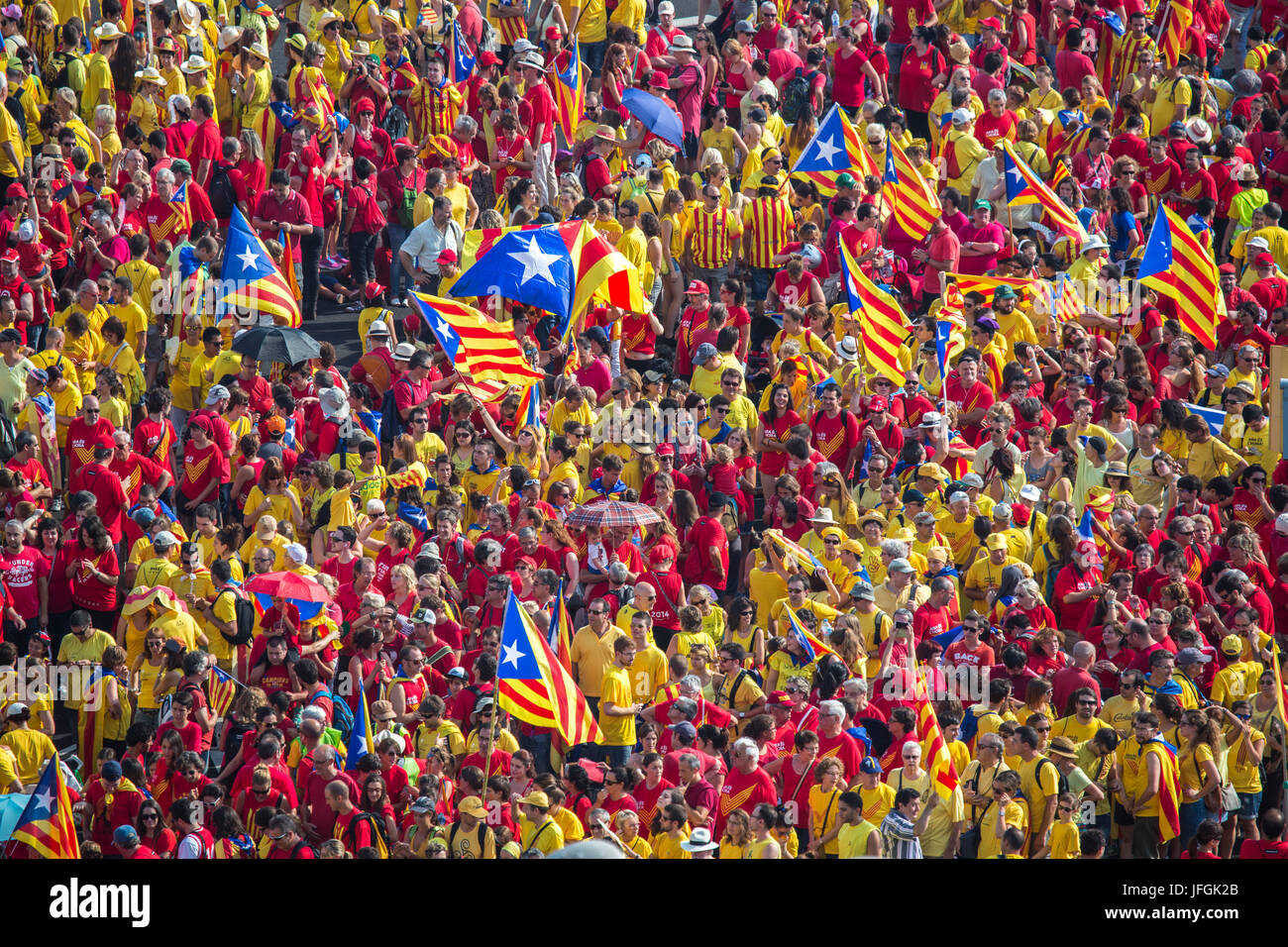 Spagna, Catalunya, Barcelona City, Piazza Espana, Plaça d'Espanya, celebrazione Diada 2014, umana bandiera catalana Foto Stock