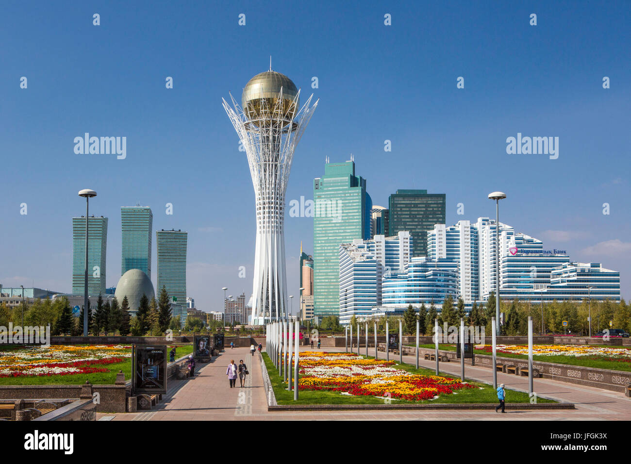 Il Kazakistan, Astana City, Nuova città amministrativa, Nurzhol Avenue e il Monumento di Bayterek Foto Stock