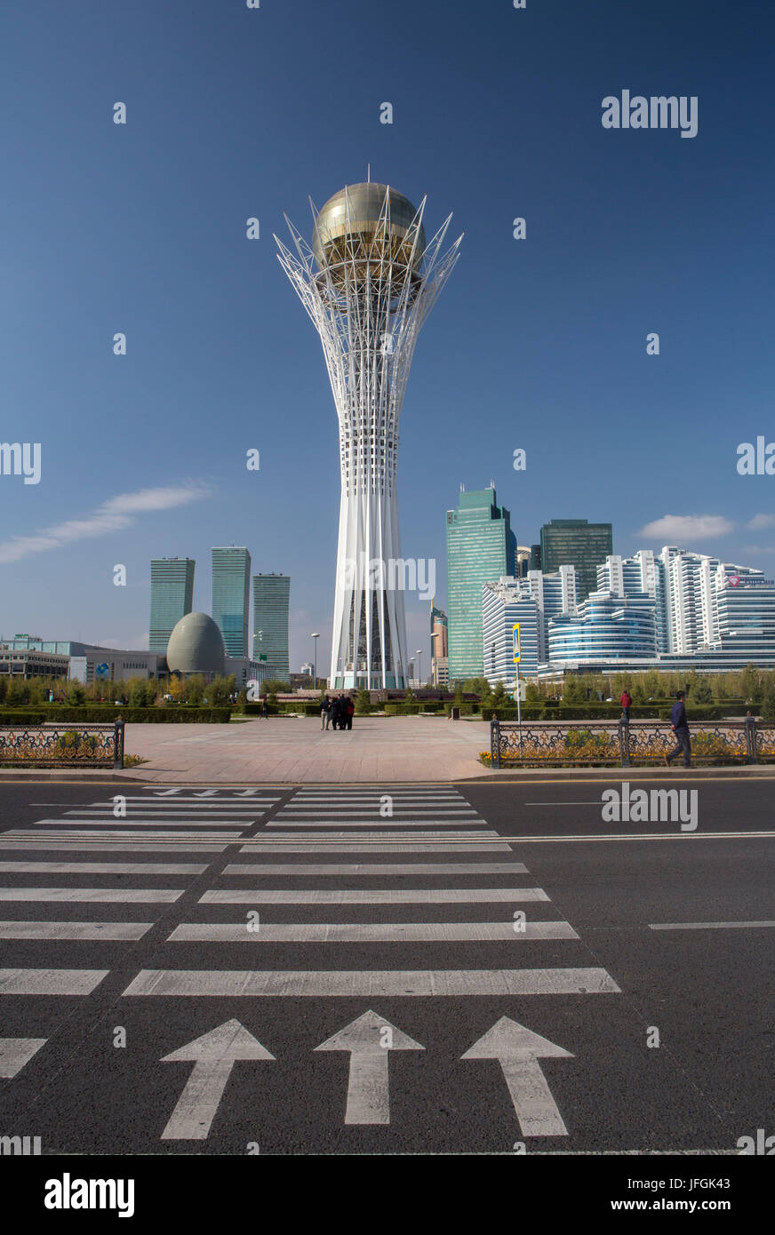 Il Kazakistan, Astana City, Nuova città amministrativa, Nurzhol Avenue e il Monumento di Bayterek Foto Stock