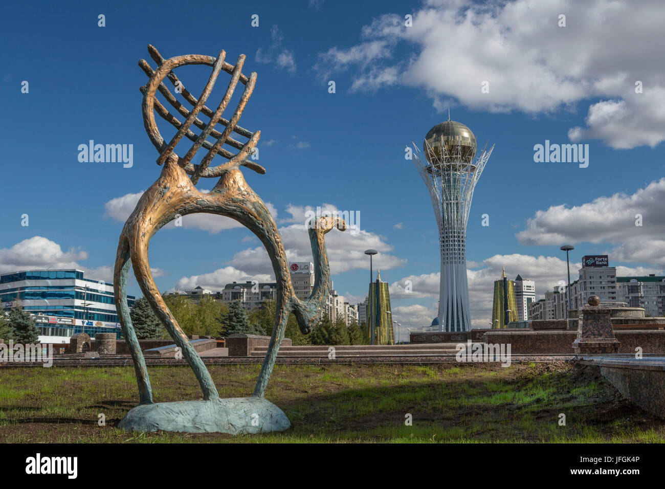 Il Kazakistan, Astana City, Nuova città amministrativa, Nurzhol Avenue, monumento di Bayterek Foto Stock