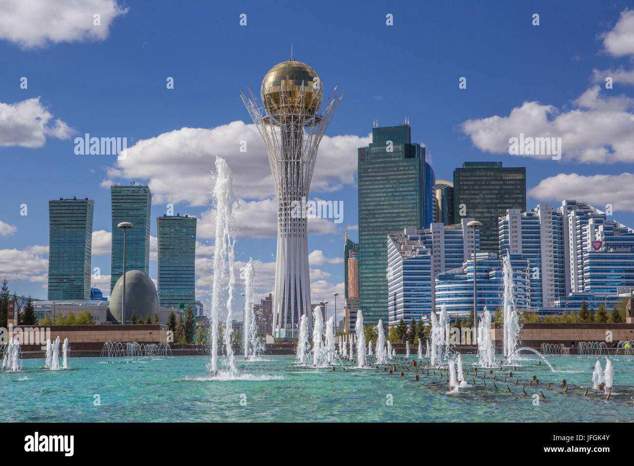 Il Kazakistan, Astana City, Nuova città amministrativa, Nurzhol Avenue, monumento Bayterek, fontane cantanti Square Foto Stock