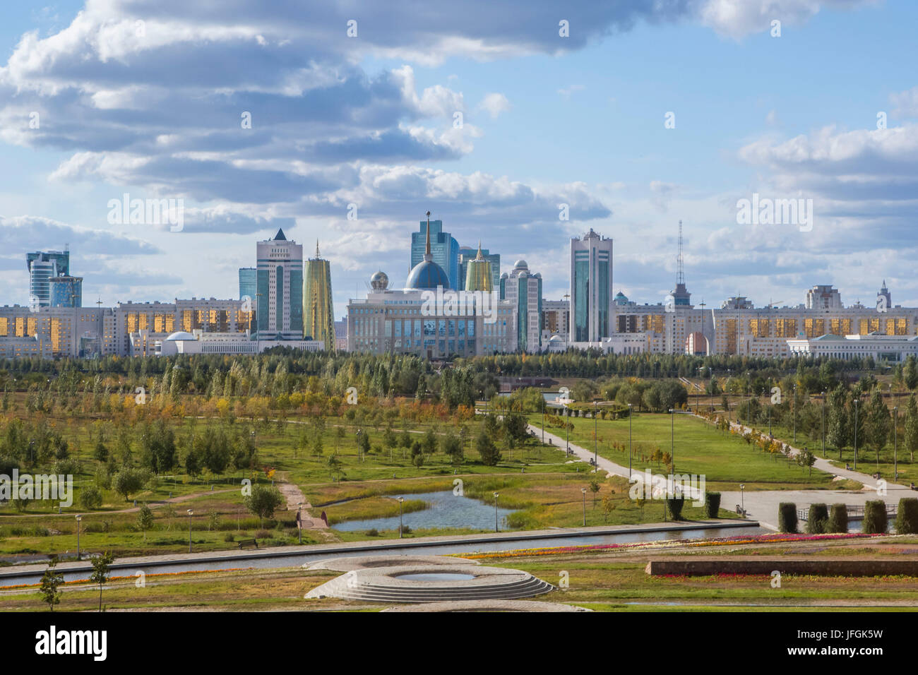 Il Kazakistan, città di Astana, amministrativo nuovo skyline della città, Presidente Palace Foto Stock