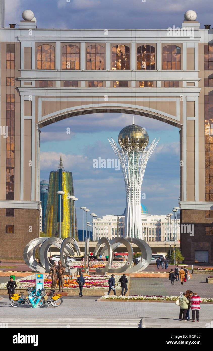 Il Kazakistan, Astana City, Nuova città amministrativa, Nurzhol Bulvar, monumento di Bayterek Foto Stock