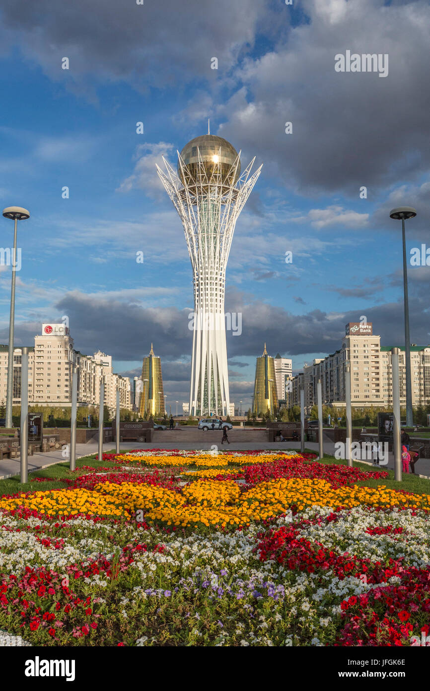 Il Kazakistan, Astana City, Nuova città amministrativa, Nurzhol Bulvar, monumento di Bayterek Foto Stock