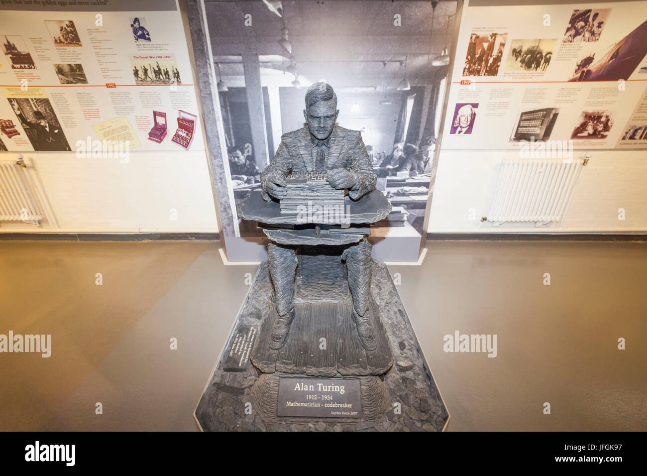 Inghilterra, Buckinghamshire, Milton Keynes, Bletchley Park, Alan Turing statua Foto Stock