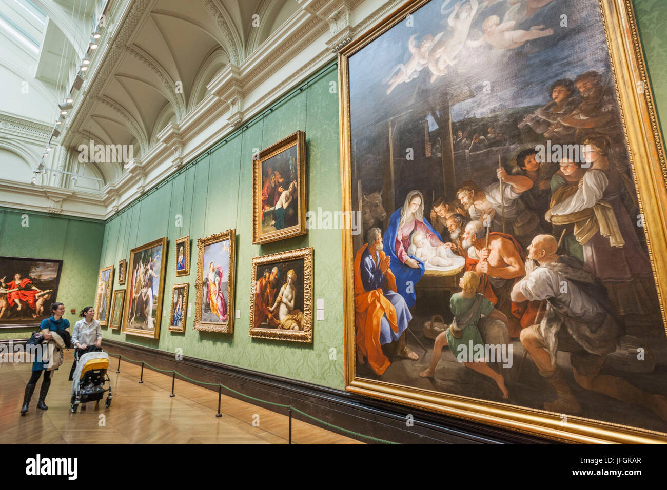 Inghilterra, Londra, Trafalgar Square e la Galleria Nazionale, la Galleria vista camera di ospiti e dipinti Foto Stock