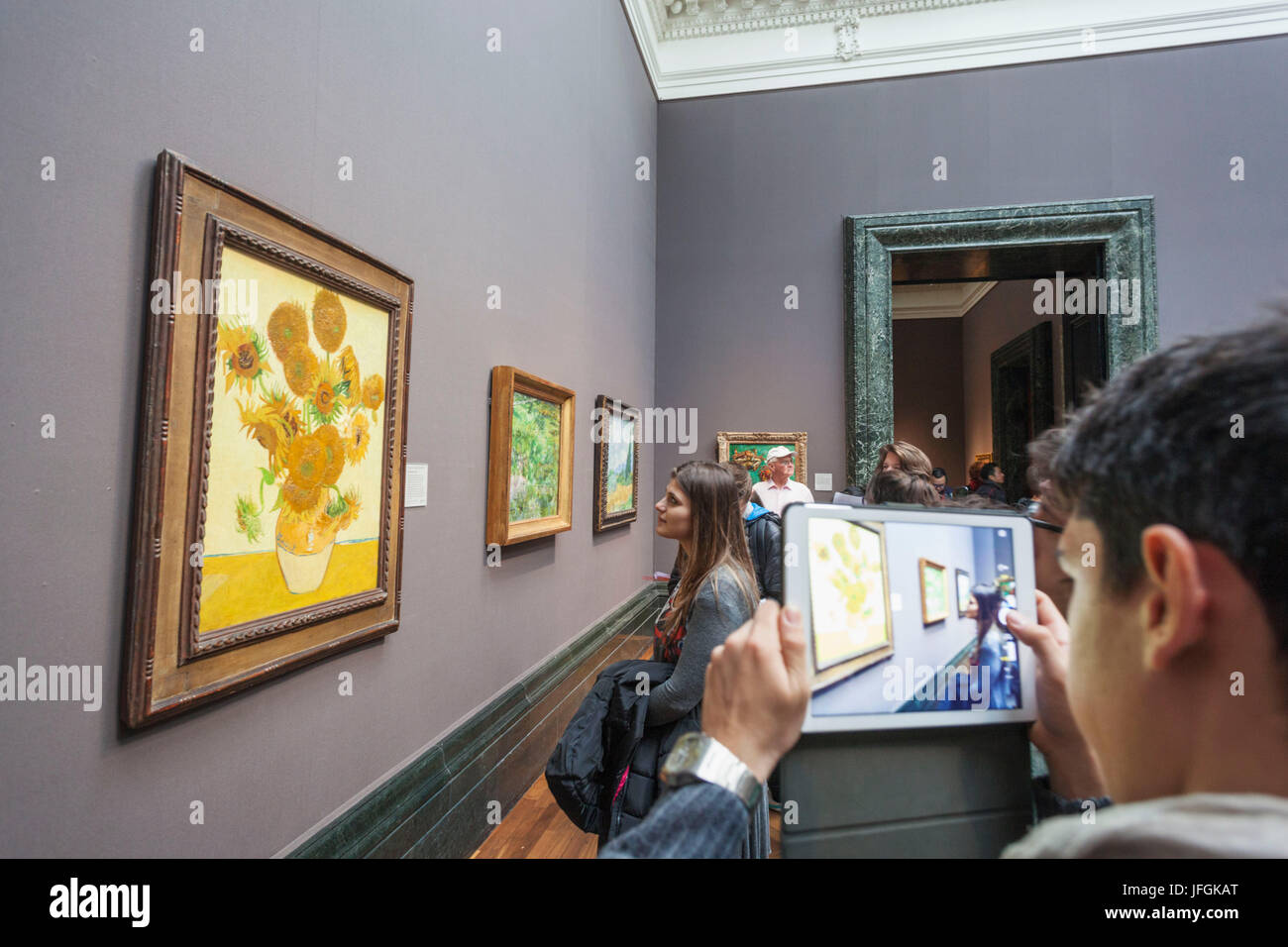 Inghilterra, Londra, Trafalgar Square e la Galleria Nazionale, visitatori e pittura intitolato "unflowers' di Vincent Van-Gogh Foto Stock
