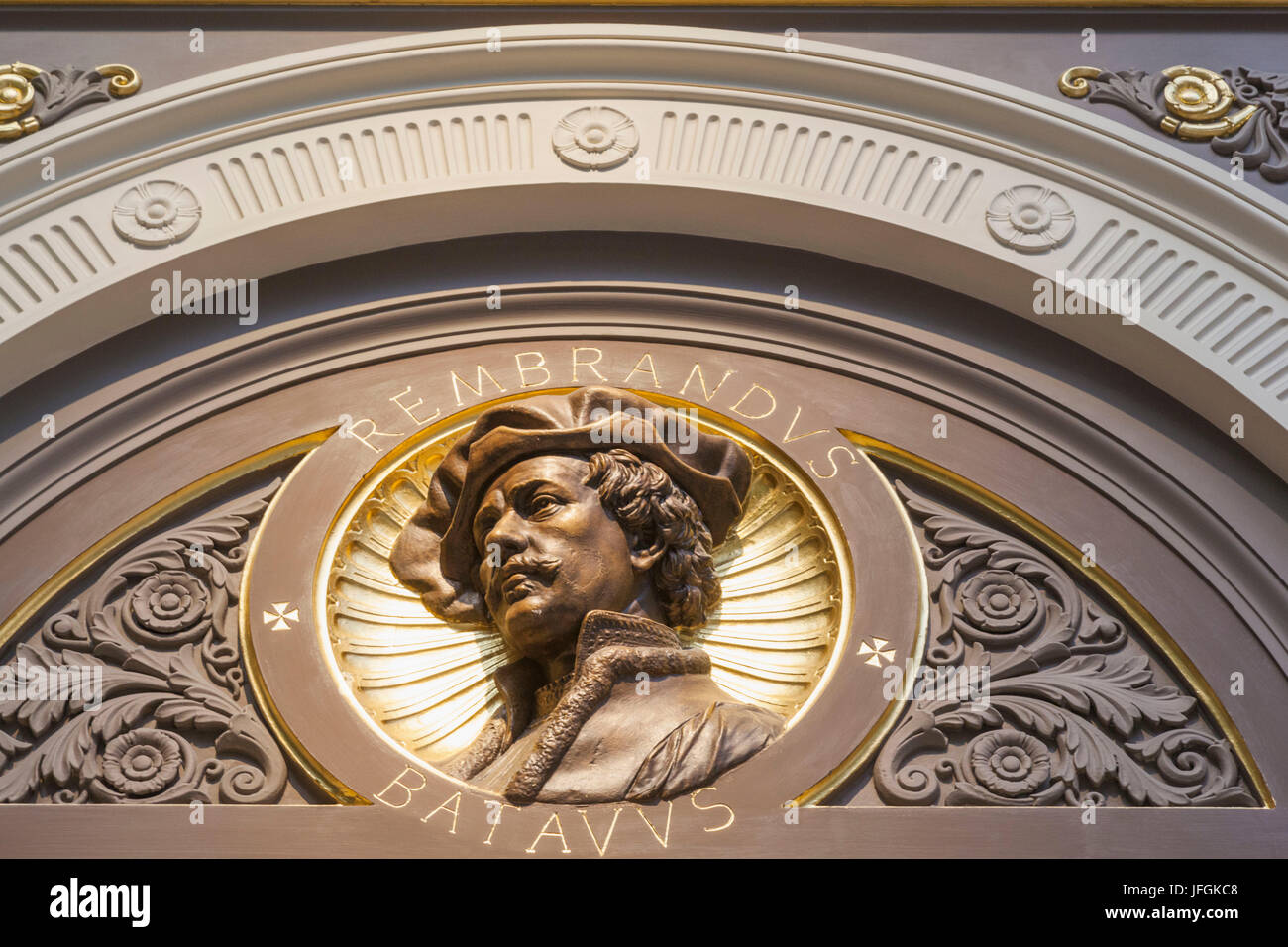 Inghilterra, Londra, Trafalgar Square e la Galleria Nazionale, il salone centrale porta decorazione, immagine di Rembrandt Foto Stock