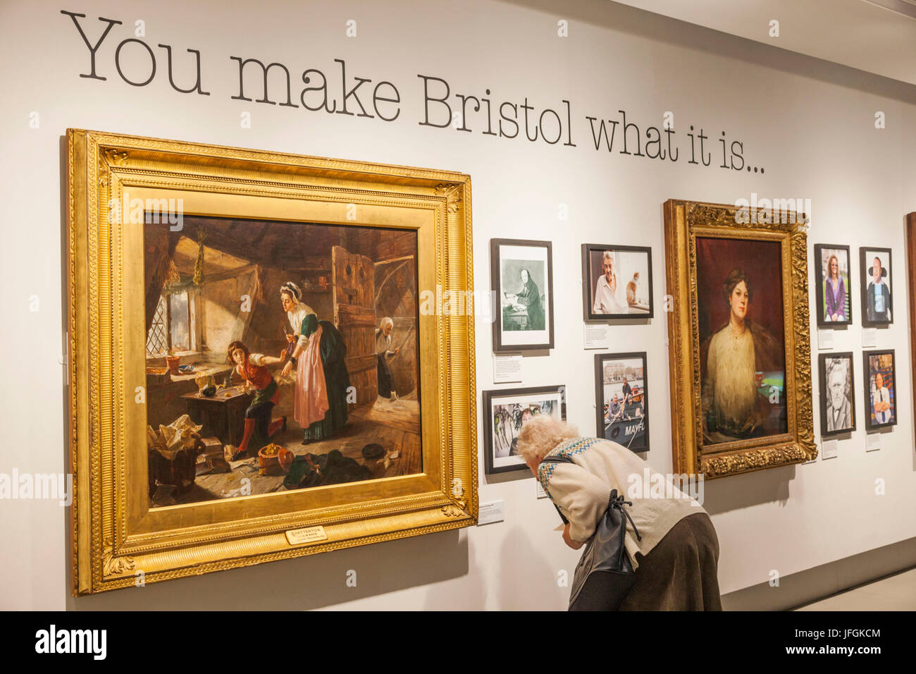 Inghilterra, Somerset, Bristol Harbourside, M Museo Shed, presentano interni di illustrazioni e fotografie Foto Stock