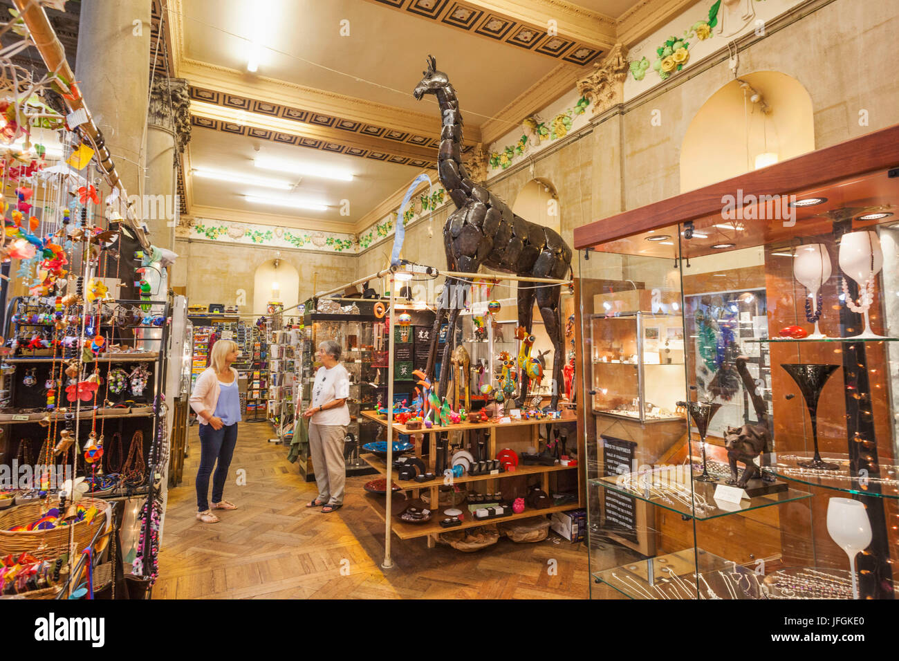 Inghilterra, Somerset, Bristol, la Città Vecchia, mais Street, negozi in St.Nicholas Market Foto Stock