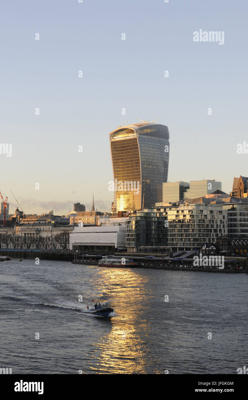 Il moderno skyline della città di Londra con il walkie talkie edificio con luce solare riflessa nel fiume Tamigi, Londra, Inghilterra Foto Stock