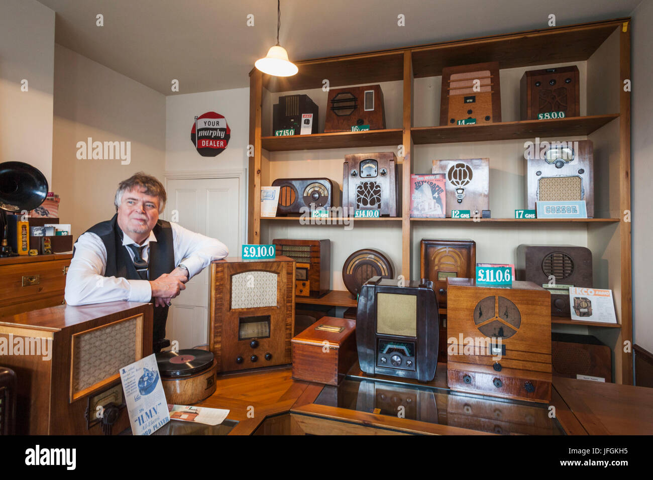 Inghilterra, Birmingham, Dudley, il Black Country Living Museum Shop Display della radio tradizionali Foto Stock