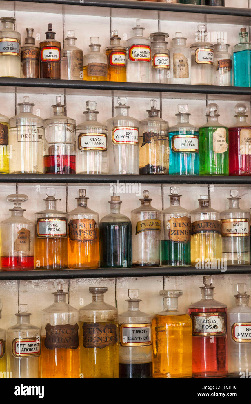 Inghilterra, Birmingham, Dudley, il Black Country Living Museum, Tradizionale farmacia, Display di epoca vittoriana bottiglie in medicina Foto Stock