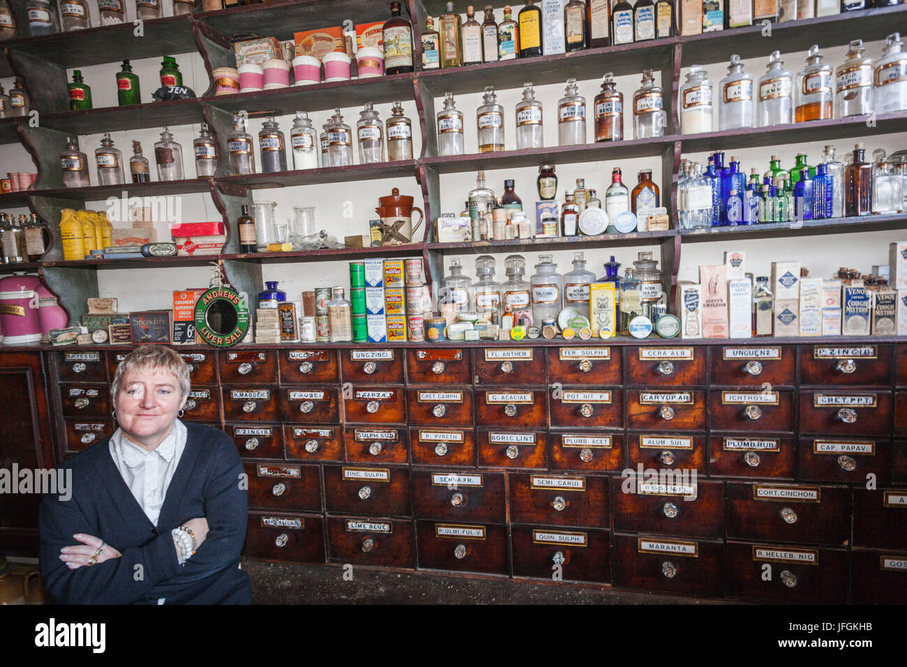 Inghilterra, Birmingham, Dudley, il Black Country Living Museum, farmacia tradizionale Foto Stock