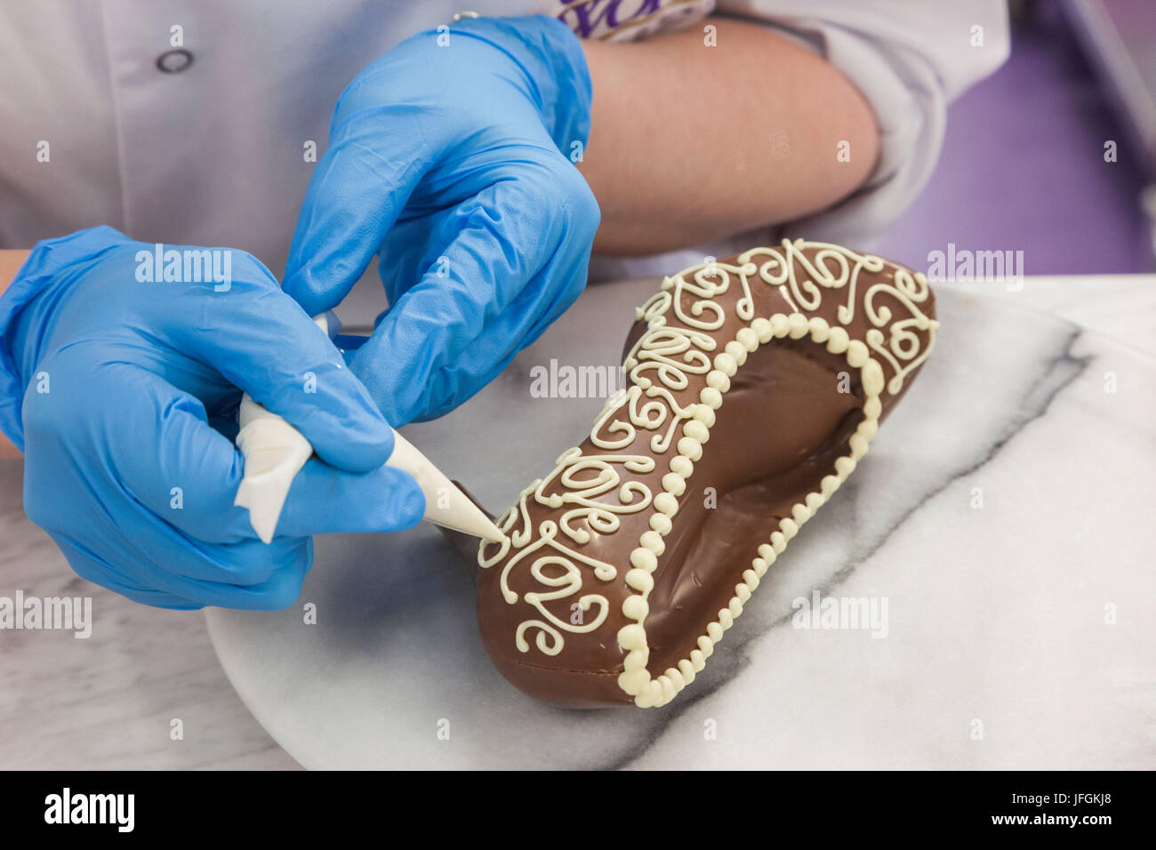 Inghilterra, Birmingham, Bournville, Cadbury World, Donna Decorazione di scarpa di cioccolato Foto Stock