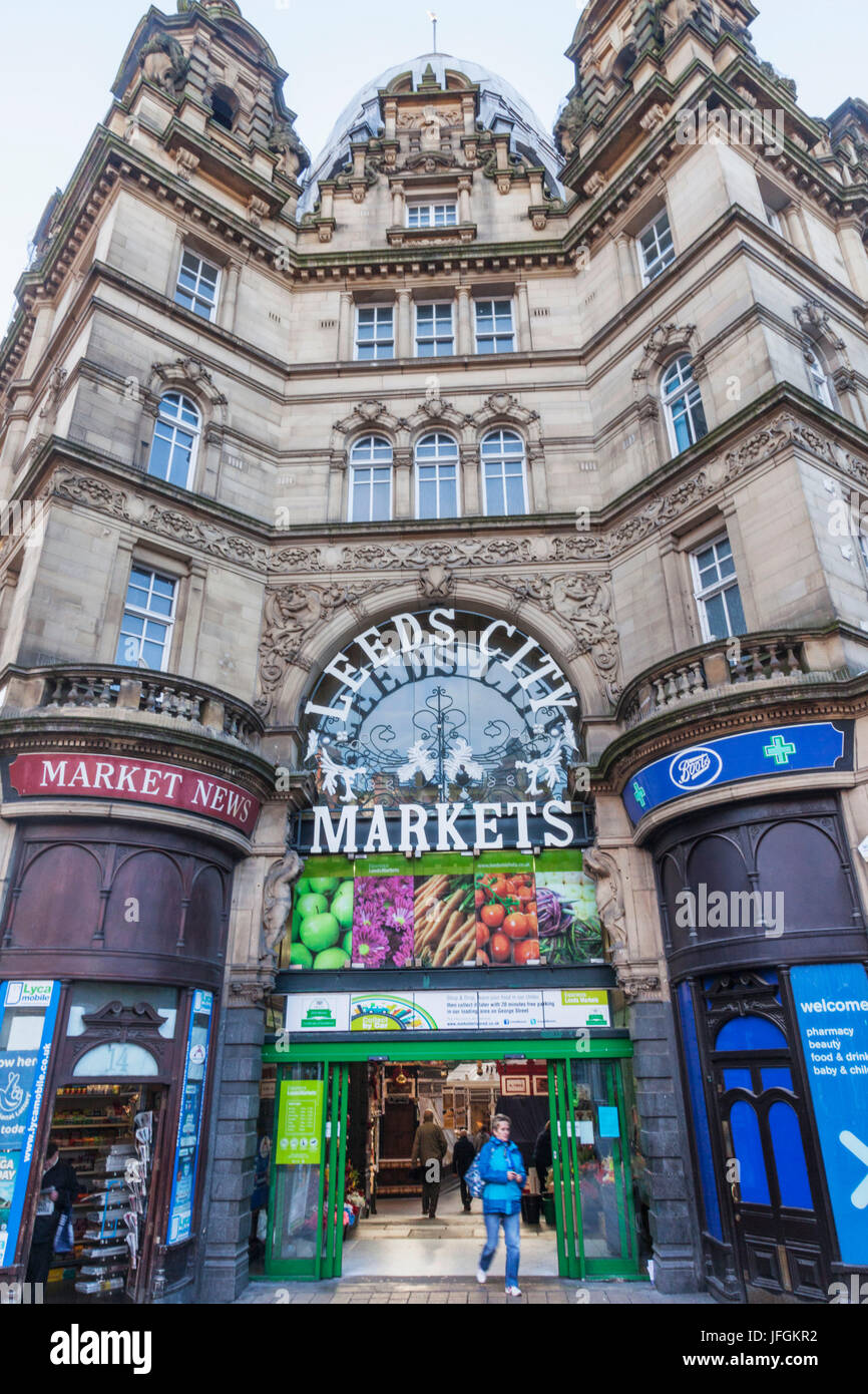 Inghilterra, nello Yorkshire, Leeds, ingresso a Leeds City Market aka Kirkgate Market Foto Stock