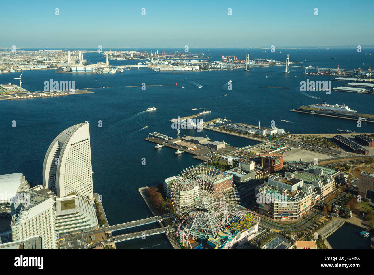 Giappone, città di Yokohama, Yokohama Bay, Cosmo World, il Bay Bridge Foto Stock