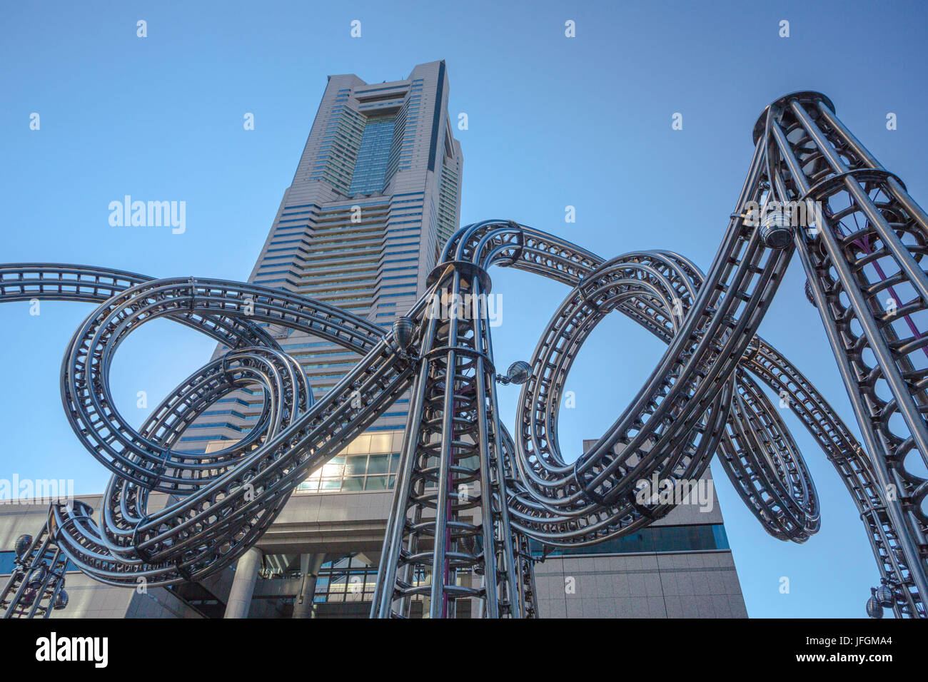 Giappone, città di Yokohama, Landmark Tower complessa, arte in acciaio Foto Stock