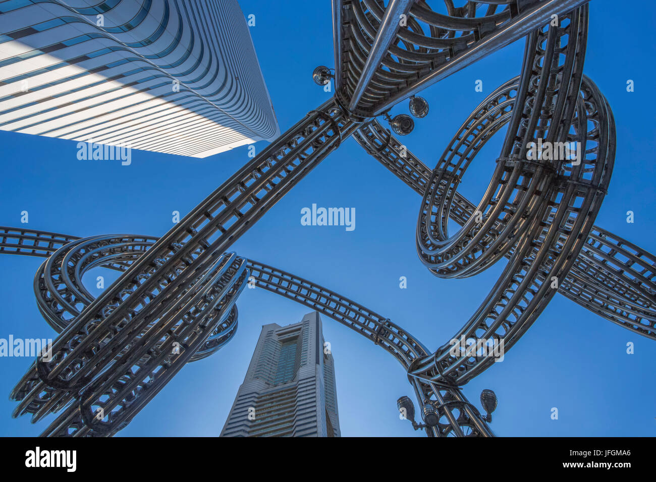 Giappone, città di Yokohama, Landmark Tower complessa, arte in acciaio Foto Stock