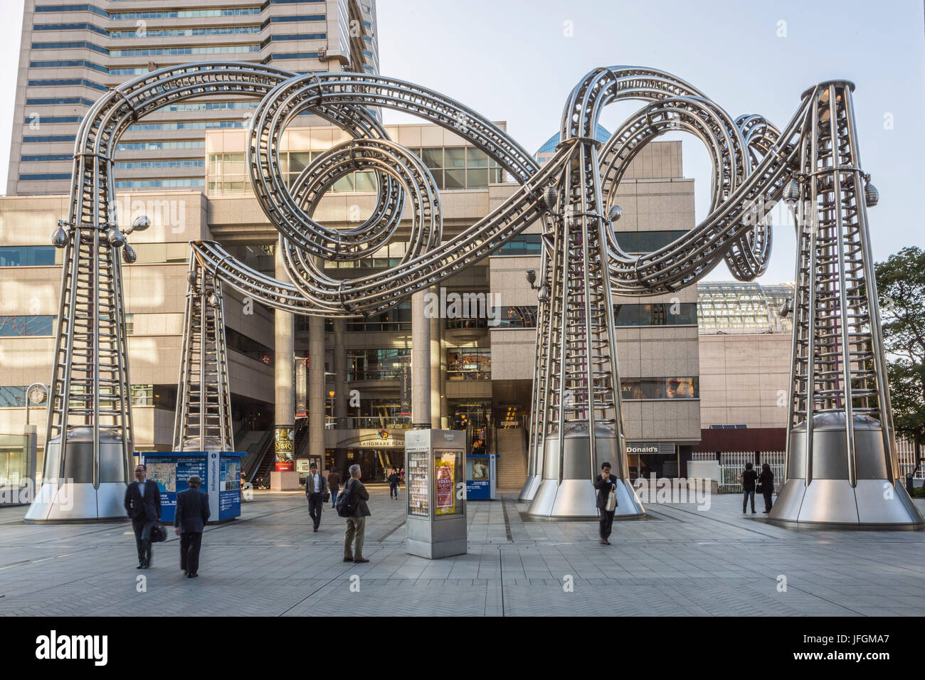 Giappone, città di Yokohama, Landmark Tower complessa, arte in acciaio Foto Stock