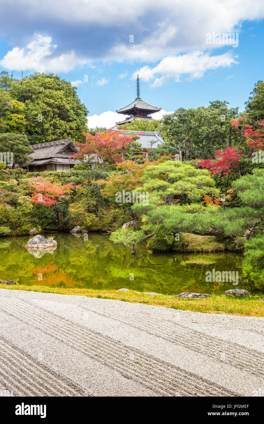 Giappone, Kyoto City, Ninna-ji, Ninna ji il giardino e la Pagoda Foto Stock