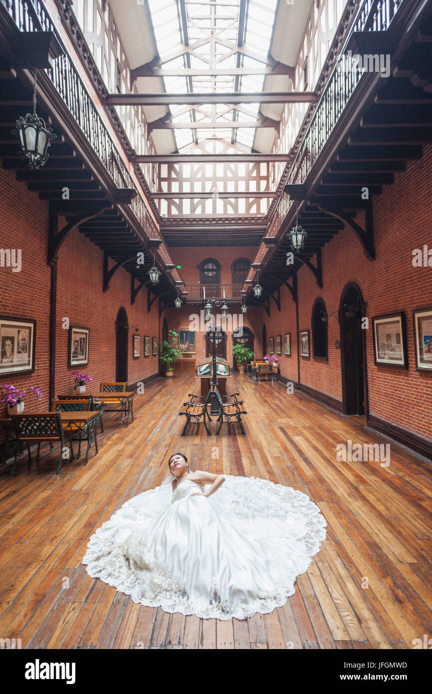 Cina, Shanghai, Astor House Hotel, Donna in abito da sposa Foto Stock