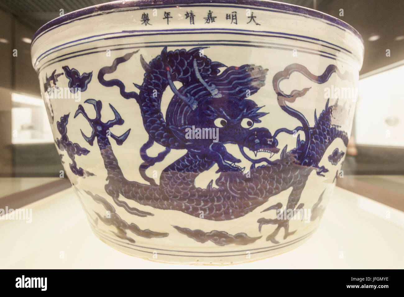 Cina, Shanghai, il Museo di Shanghai, Dinastia Ming (1368-1644 AD) Jar raffigurante Dragon E NUVOLE Foto Stock