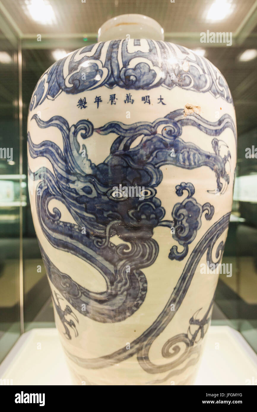 Cina, Shanghai, il Museo di Shanghai, Dinastia Ming (1368-1644 AD) Vaso raffigurante Dragon E NUVOLE Foto Stock